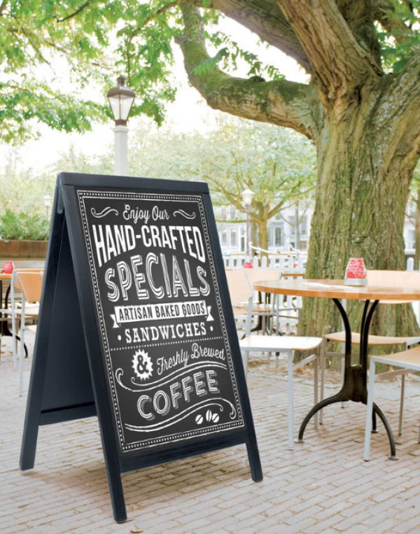 Desain papan tulis besar untuk menu dan pesan-pesan kreatif